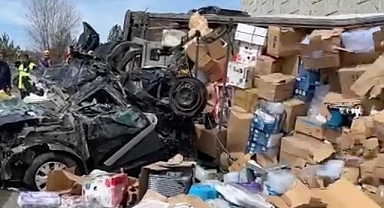 Tır otomobilin üzerine devrildi: 4 ölü,2'si polis 3 kişi yaralandı