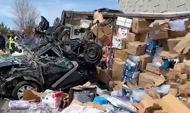 Tır otomobilin üzerine devrildi: 4 ölü,2'si polis 3 kişi yaralandı
