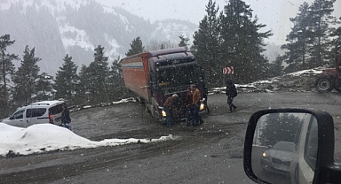 Tır virajı alamadı, yol ulaşıma kapandı