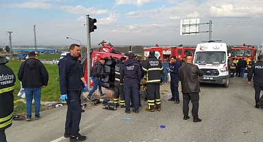 Tır, yolcu minibüsüne çarptı: 5 ölü, 10 yaralı