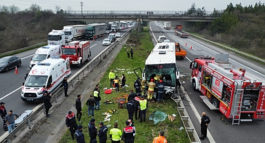 Tırla çarpışan otobüs refüje çıktı: 1'i ağır 15 yaralı