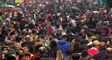 Türkiye nüfusunun yüzde 49,9'unu kadınlar, yüzde 50,1'ini erkekler oluşturdu