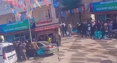 Viranşehir'de seçim bürosu önünde kavga! O anlar kameraya yansıdı