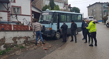Yolcu dolu minibüs bahçe duvarına çarptı: 5 yaralı