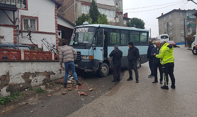 Yolcu dolu minibüs bahçe duvarına çarptı: 5 yaralı