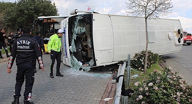 Yolcu minibüsü devrildi: 28 yaralı