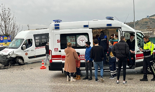 Yolcu minibüsü ile otomobil çarpıştı, 4 kişi yaralandı
