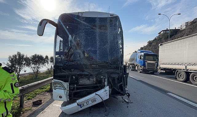 Yolcu otobüsü, tır ve hafif ticari araç çarpıştı : 1’i ağır 9 yaralı