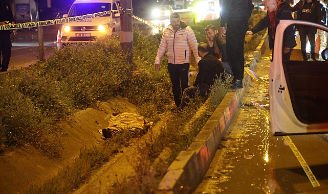 Yolun karşısına geçmek isteyen 2 kişiye otomobil çarptı: 1 ölü