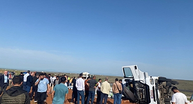 Devrilen tır, Siverek-Diyarbakır karayolunu 2 saat kapattı