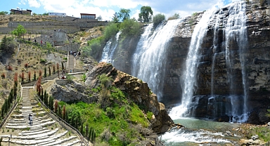 Dünyanın en yüksek 3. şelalesi baharla coştu