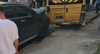 El frenini çekmeyi unutunca 3 araca çarptı