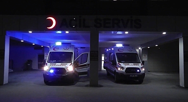 Hafif ticari araçla motosiklet çarpıştı: 1 ölü, 4 yaralı