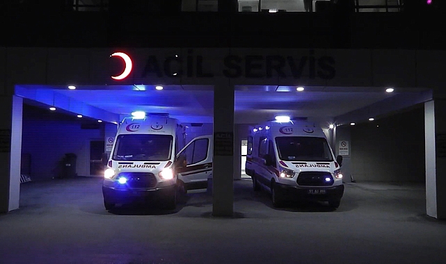 Hafif ticari araçla motosiklet çarpıştı: 1 ölü, 4 yaralı