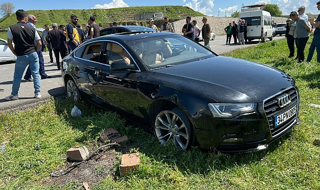 İki otomobil çarpıştı:4 yaralı