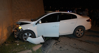 İki otomobil kafa kafaya çarpıştı: 2 yaralı