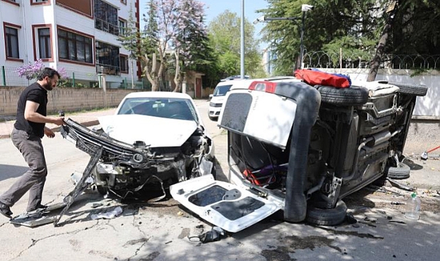 Kazaya karışan hafif ticari araç yan yattı: 1 yaralı