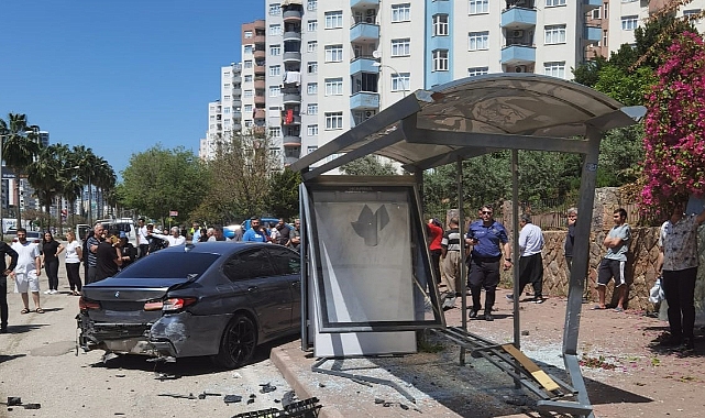 Lüks otomobil otobüs durağına çarptı: 7 yaralı