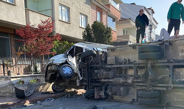 Minibüs ile kamyonet çarpıştı: 3 yaralı