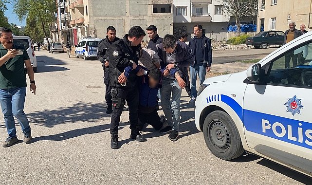 Önce babasını yaraladı sonra yolda geçen adamın boğazına sarıldı