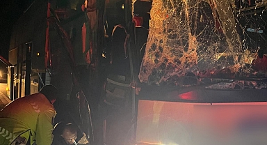 Otobüs arıza yapan kamyona çarptı: 1 yaralı