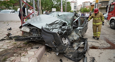 Otomobil ile cip kafa kafaya çarpıştı: Yaralılar var