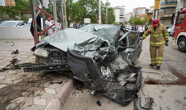 Otomobil ile cip kafa kafaya çarpıştı: Yaralılar var
