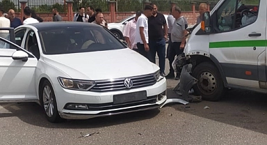 Otomobil ile minibüs çarpıştı: Yaralılar var