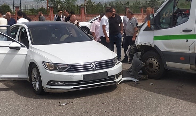 Otomobil ile minibüs çarpıştı: Yaralılar var