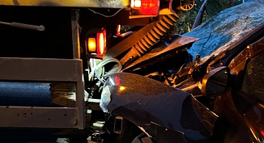 Otomobil, PTT kamyonuna ok gibi saplandı: 1 ölü, 2 yaralı