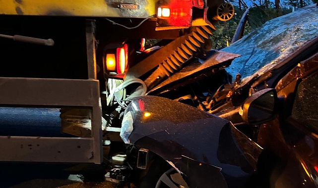 Otomobil, PTT kamyonuna ok gibi saplandı: 1 ölü, 2 yaralı