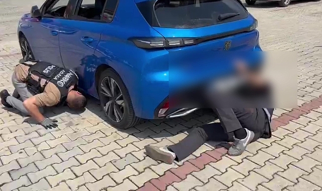 Otomobilin tamponunda ve alt muhafaza korumasında 2 kilo 200 gram esrar çıktı