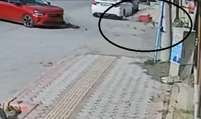 Otomobille çarpışan motosiklet sürücüsünün uçtuğu anlar kamerada