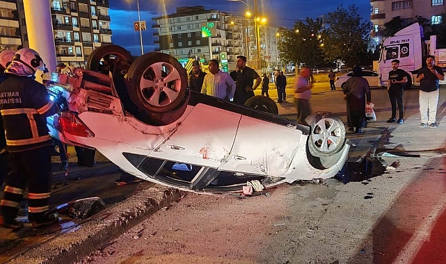 Takla atarak ters duran araçta 2 kişi yaralandı