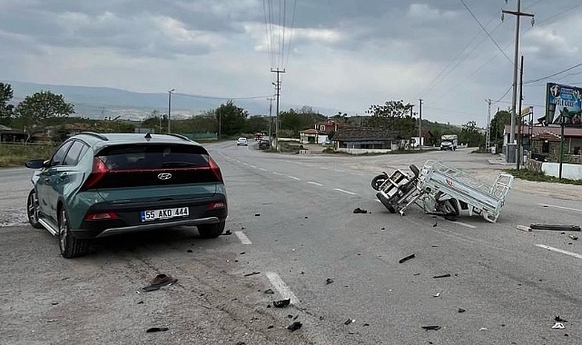 Tarım aracı ile otomobil çarpıştı: 1'i ağır 2 yaralı