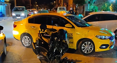 Ticari taksi ile motosikletin çarpıştı: 4 yaralı