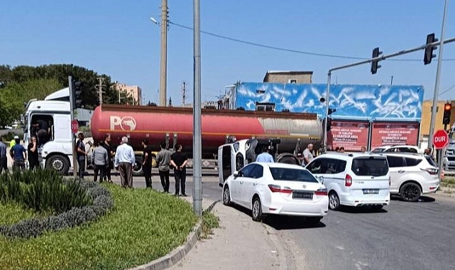 Tır, minibüse ve hafif ticari araca çarptı: 4 yaralı