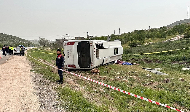 Yolcu taşıyan midibüs devrildi: Ölü ve çok sayıda yaralı var