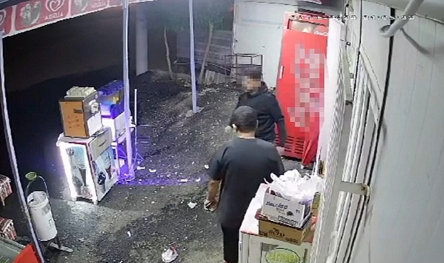 2 kişi sokak ortasında bıçaklandı, saldırı anı kameraya yansıdı