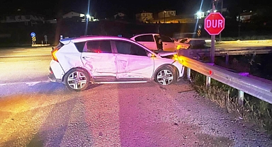 2 otomobil çarpıştı: 4 yaralı