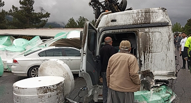 2 tır, 5 otomobil birbirine girdi: Yaralılar var