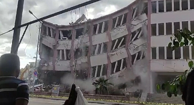 56 yıllık kaymakamlık binası birkaç darbeyle yıkıldı