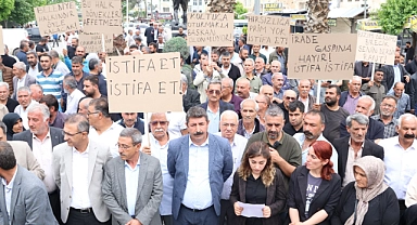 Birecik Belediyesi önünden istifa et çağrısı! "Belediye halkındır"