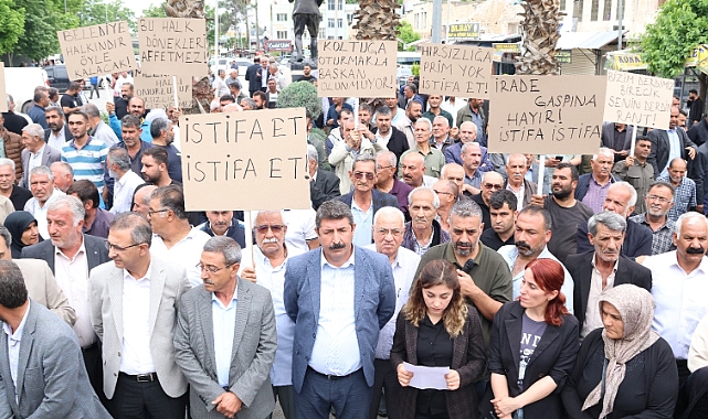 Birecik Belediyesi önünden istifa et çağrısı! "Belediye halkındır"