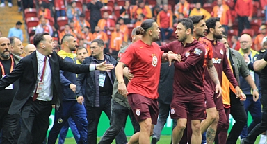 Derbi başlamadan saha karıştı