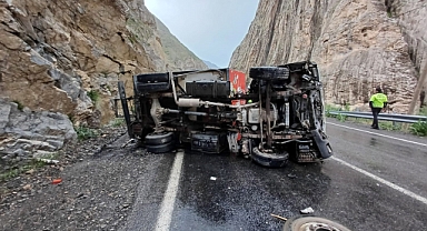 Dondurma nakil aracı devrildi: 2 yaralı