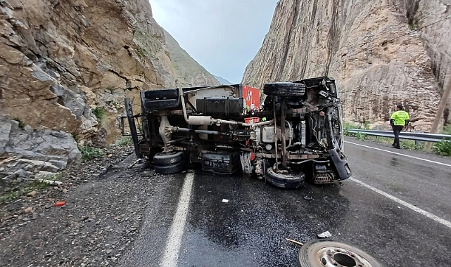 Dondurma nakil aracı devrildi: 2 yaralı