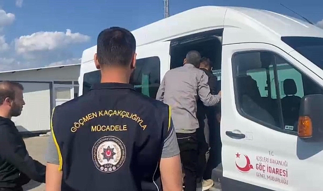 Durdurulan otomobilin bagajından kaçak göçmen çıktı