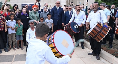 Festivalde Bakan Ersoy'a davul şov