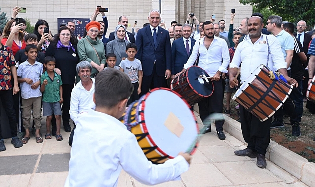 Festivalde Bakan Ersoy'a davul şov